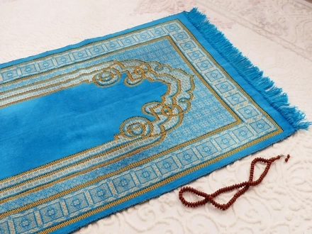 Praying-Make-Salah-While-Facing